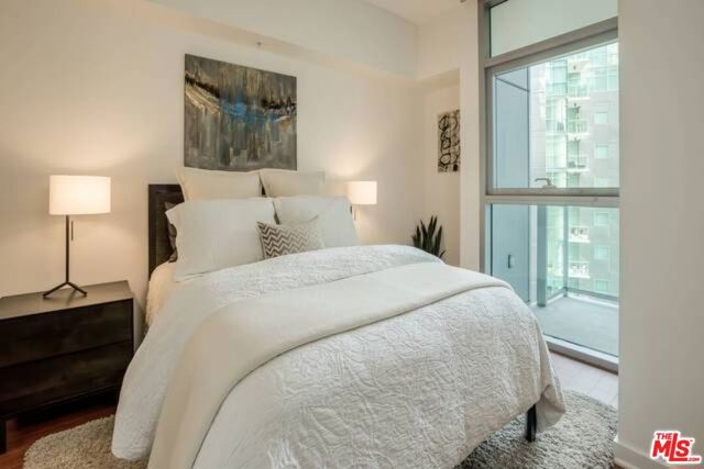 13700 Marina Pointe Drive, Venice CA: https://media.crmls.org/mediaz/5cc21700-0d3f-498e-ac7a-d5c28a51ccea.jpg