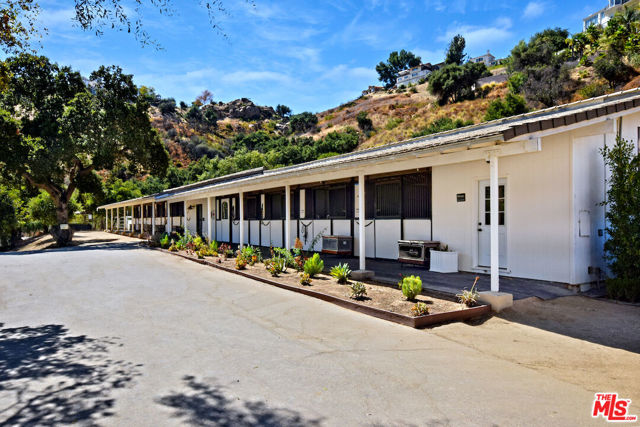 130 Dapplegray Road, Bell Canyon CA: https://media.crmls.org/mediaz/5cc29ce8-8c59-4e1b-893f-302cf908632d.jpg