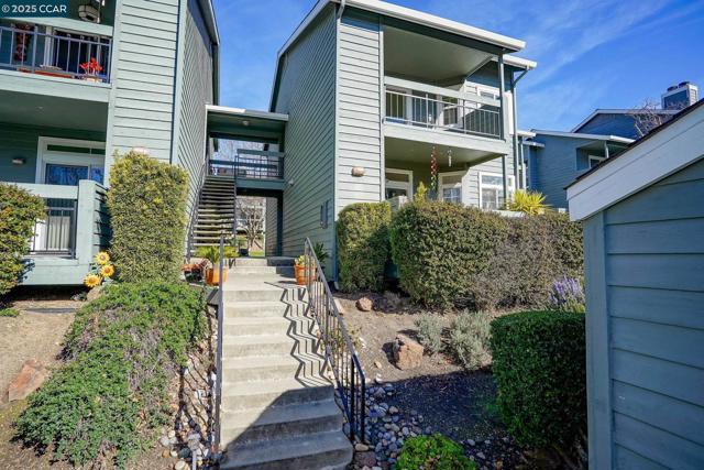 7540 Canyon Meadow Cir, Pleasanton CA: https://media.crmls.org/mediaz/5cc35939-1e7e-4700-973b-82204928923a.jpg