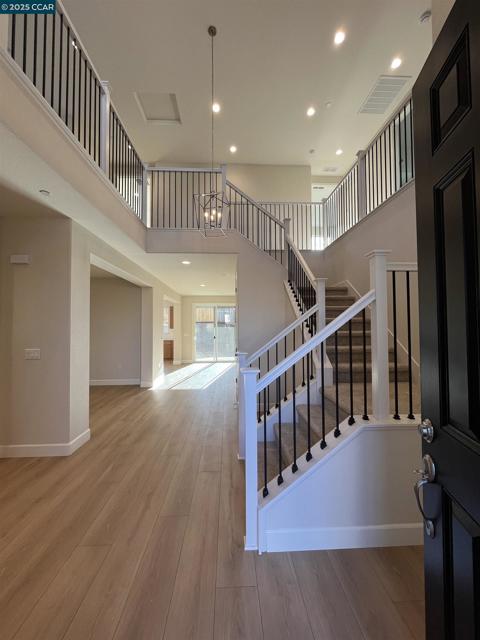 297 Eagle Nest Drive, Oakley CA: https://media.crmls.org/mediaz/5cc47898-fb7a-4f4b-b106-b3ad7f1ad0fd.jpg