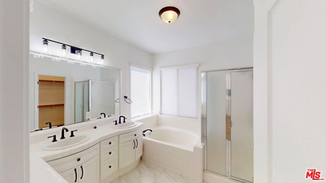 1912 Veranda Court, Modesto CA: https://media.crmls.org/mediaz/5cc53053-2fc6-458b-b5f1-942acdf49b51.jpg