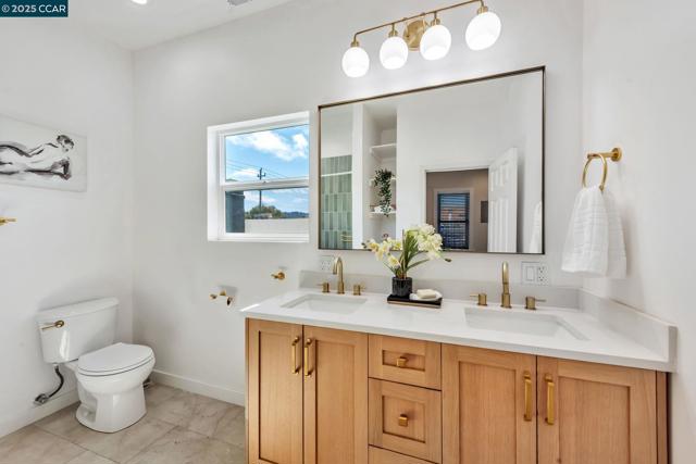 941 45Th St, Oakland CA: https://media.crmls.org/mediaz/5cc58011-eb76-40f2-aab6-73ad477c6934.jpg