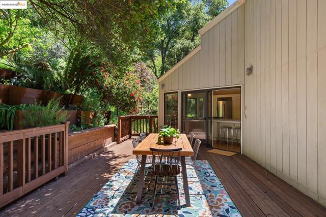6766 Armour Dr, Oakland CA: https://media.crmls.org/mediaz/5cc60a86-ce1a-4474-8878-7c5ec798432d.jpg