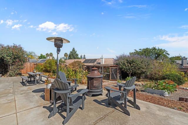 215 Rays Circle, Hollister CA: https://media.crmls.org/mediaz/5cc68ae7-aca8-468c-a37c-49c0a496e0e1.jpg