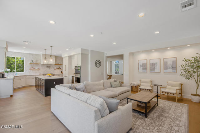 1615 Vista Oaks Way, Westlake Village CA: https://media.crmls.org/mediaz/5cc7801e-76f1-475d-8d5e-a073965bc86f.jpg