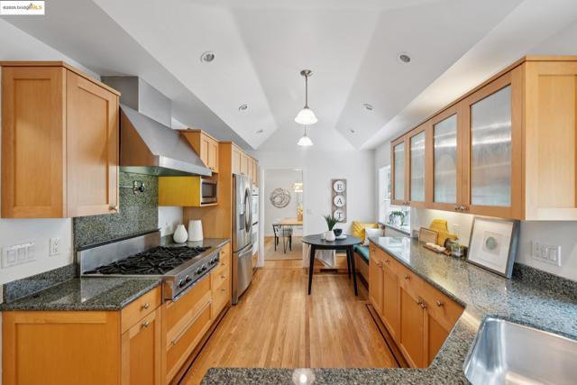 6141 Broadway Ter, Oakland CA: https://media.crmls.org/mediaz/5cc7a8b6-9284-4dd9-8b3c-756faf241977.jpg