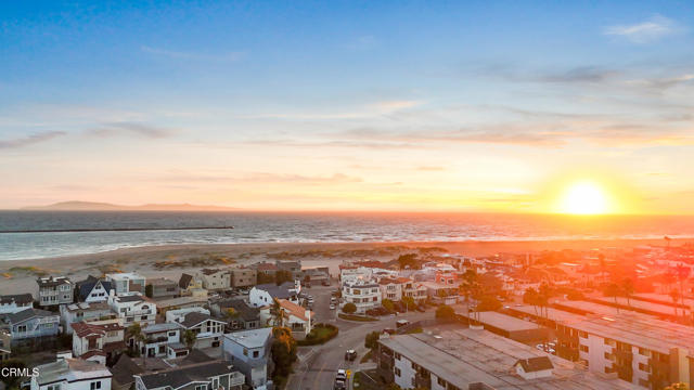 3300 Ocean Drive, Oxnard CA: https://media.crmls.org/mediaz/5cc833c6-87c8-4958-8bf5-c64c0f30198a.jpg