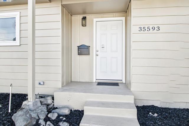 35593 Cleremont Dr, Newark CA: https://media.crmls.org/mediaz/5cc94938-edb0-4510-a484-74bdfcc1040b.jpg