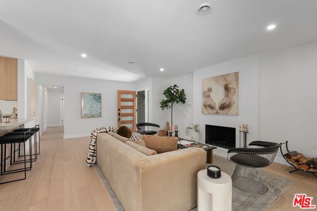 7248 W 88th Place, Los Angeles CA: https://media.crmls.org/mediaz/5ccab764-7501-482f-ae57-d1d3554a1a1e.jpg