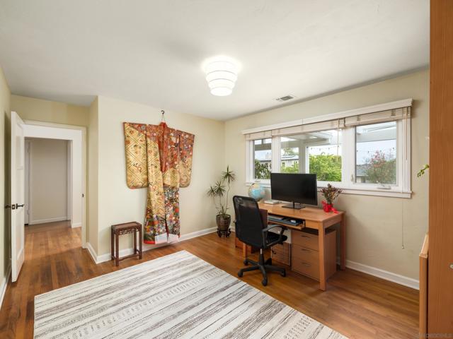 548 Tarento Dr, San Diego CA: https://media.crmls.org/mediaz/5ccaea8f-e145-4267-b963-3e5ec29a2083.jpg