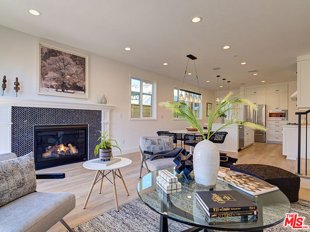 819 N Sycamore Avenue, Los Angeles CA: https://media.crmls.org/mediaz/5ccb87b4-14ee-41ca-b813-fede69a0f266.jpg