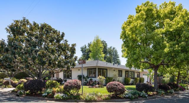 34 Carriage Court, Los Altos CA: https://media.crmls.org/mediaz/5ccd7463-a530-45ed-932d-241f53c095cf.jpg