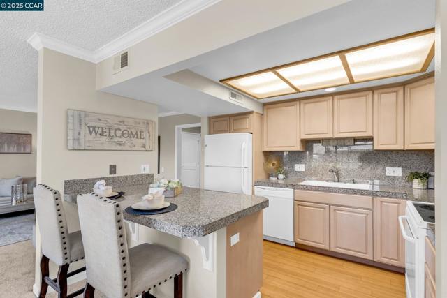 1200 Canyonwood Ct, Walnut Creek CA: https://media.crmls.org/mediaz/5ccf1a84-9942-4a41-b12d-681cc8de6d8b.jpg