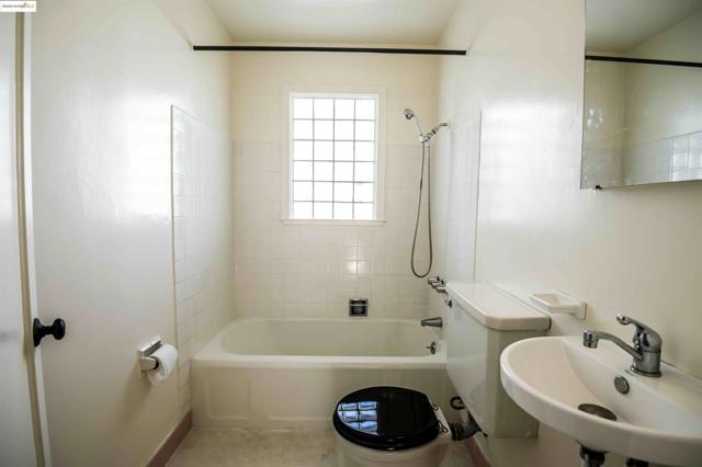 2218 Parker St, Berkeley CA: https://media.crmls.org/mediaz/5cd04c16-1402-4e95-8290-1c18cff8b96e.jpg