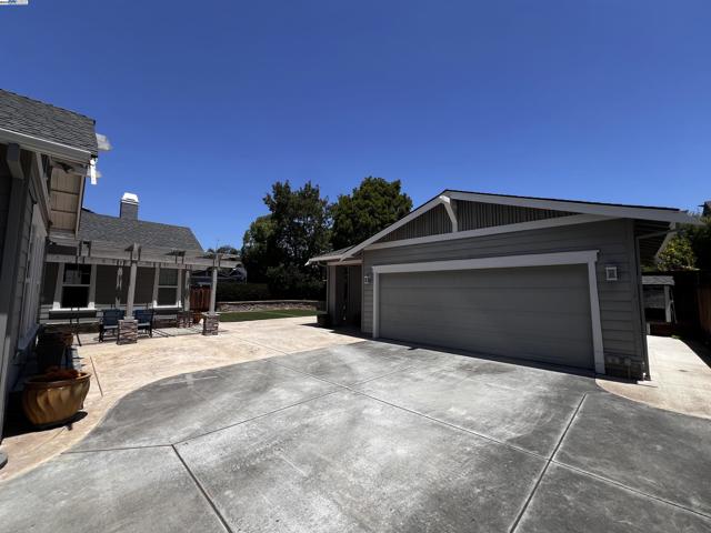2344 Treadwell St, Livermore CA: https://media.crmls.org/mediaz/5cd054f2-37ba-4504-80d6-88a878c79fa5.jpg