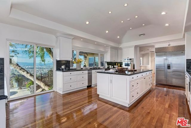 3595 Wonder View Drive, Los Angeles CA: https://media.crmls.org/mediaz/5cd1b442-aaff-4419-9003-b0756afe67ba.jpg
