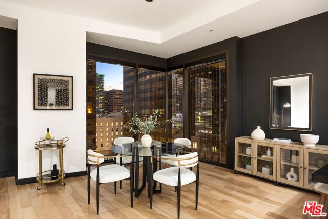 655 S Hope Street, Los Angeles CA: https://media.crmls.org/mediaz/5cd2d92c-ce9c-465c-b997-d5e5031326b9.jpg