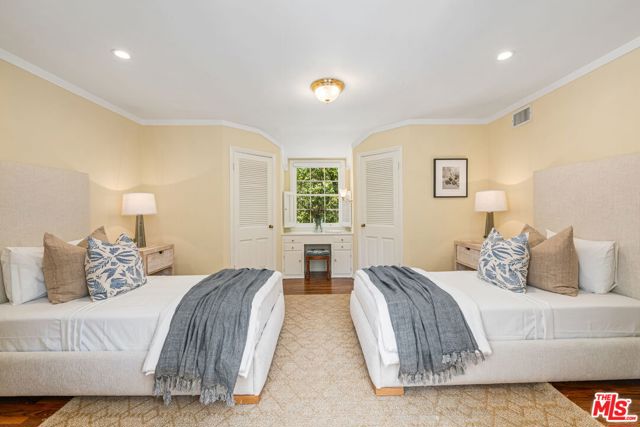 1376 San Ysidro Drive, Beverly Hills CA: https://media.crmls.org/mediaz/5cd3b769-9ea2-4ad0-af14-a14d927c51e2.jpg