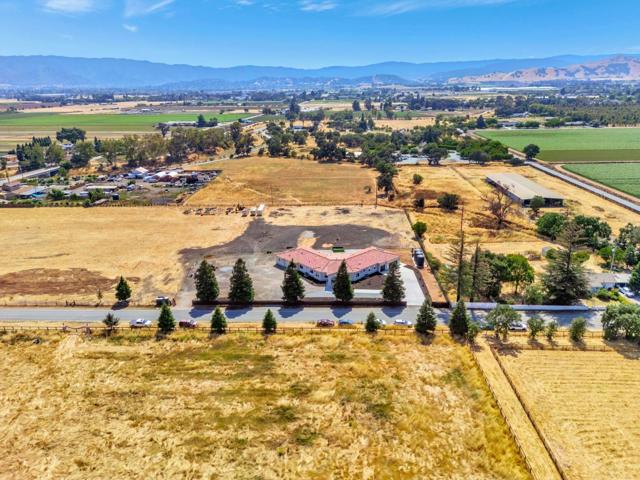 10055 Foothill Avenue, Gilroy CA: https://media.crmls.org/mediaz/5cd4361c-c59d-4d3d-9c83-eb0c4f4c0a2d.jpg