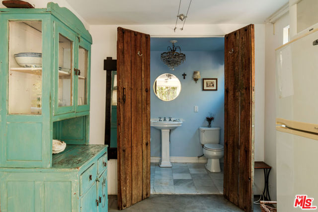 21316 Encina Road, Topanga CA: https://media.crmls.org/mediaz/5cd54d8f-26fd-4ba8-8cc2-1ca19e265dd1.jpg