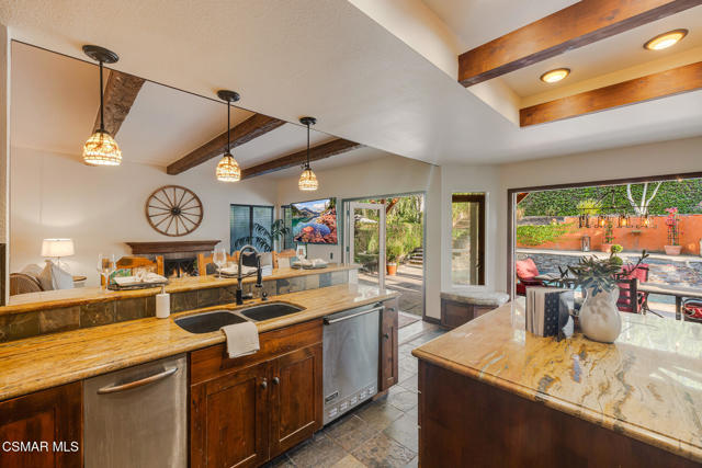 12208 Cherry Grove Street, Moorpark CA: https://media.crmls.org/mediaz/5cd57ed9-c1bb-4fc0-b297-3c28bc1f207c.jpg