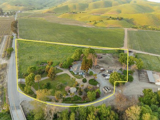 610 San Felipe Road, Gilroy CA: https://media.crmls.org/mediaz/5cd59747-524e-4f17-b4b1-7eb1db27c199.jpg