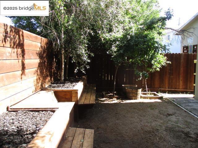 4211 Market St, Oakland CA: https://media.crmls.org/mediaz/5cd5b5f3-70c9-4190-b53f-c7ced385549c.jpg