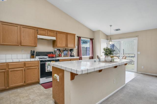 1218 Fetzer Ln, Oakley CA: https://media.crmls.org/mediaz/5cd6731e-e14d-4f35-b23c-4838c6616625.jpg