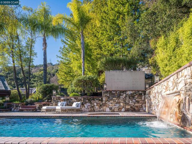 21 Deer Oaks Ct, Pleasanton CA: https://media.crmls.org/mediaz/5cd68b13-2066-4c47-916f-71cb45d8f481.jpg