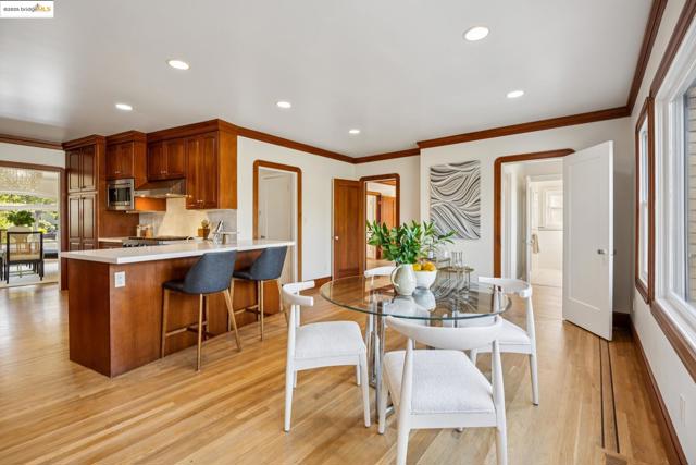 700 Longridge Rd, Oakland CA: https://media.crmls.org/mediaz/5cd691c1-2f20-48eb-9ce3-5a7e6d0287b1.jpg