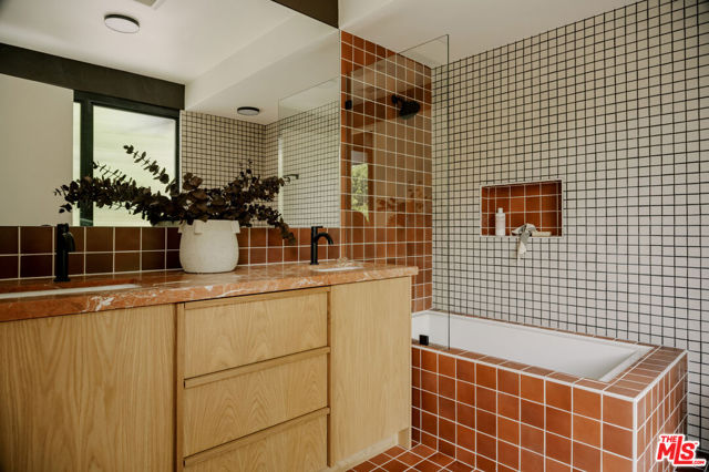 5649 Valley Oak Drive, Los Angeles CA: https://media.crmls.org/mediaz/5cd6de78-bc21-461f-b16f-4ae043ad3f84.jpg