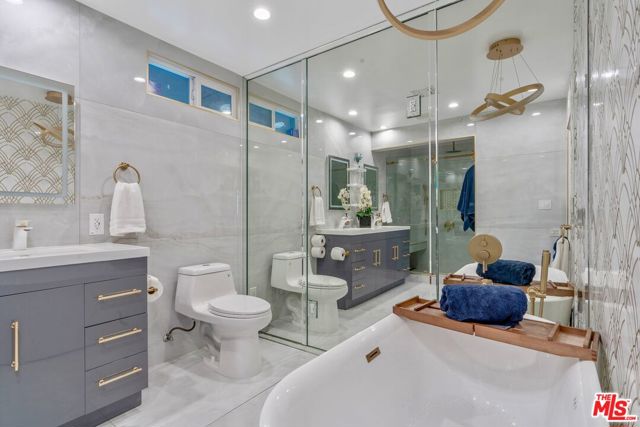 4854 Brewster Drive, Tarzana CA: https://media.crmls.org/mediaz/5cd6dffe-4f15-48d7-b670-ddd919e66c97.jpg