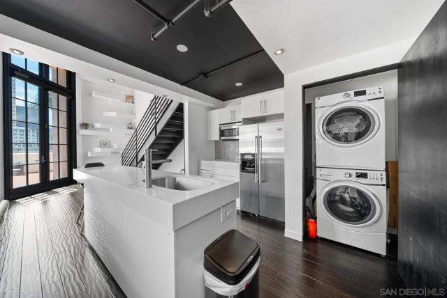 702 Ash St, San Diego CA: https://media.crmls.org/mediaz/5cd6ec31-f63e-4199-96c7-f0049ea35b1f.jpg