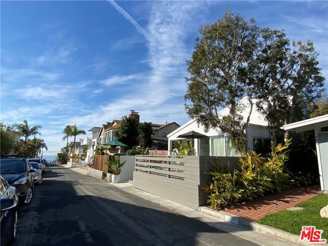 465 33RD Street, Manhattan Beach, California 90266, 3 Bedrooms Bedrooms, ,2 BathroomsBathrooms,Residential,Sold,33RD,22123469