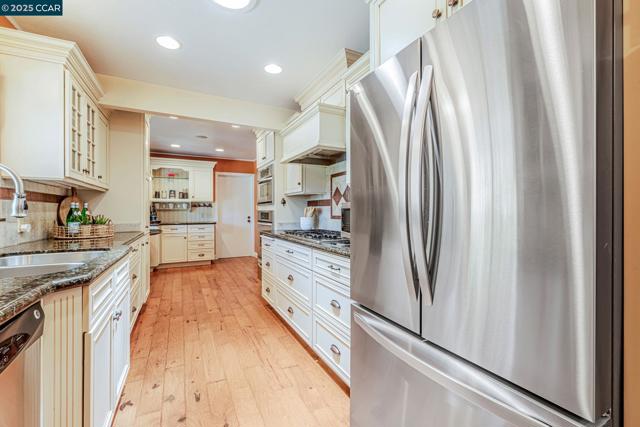 49 Terra Bella Dr, Walnut Creek CA: https://media.crmls.org/mediaz/5cd7ec82-8e4d-40d9-ab08-a9906360e33b.jpg