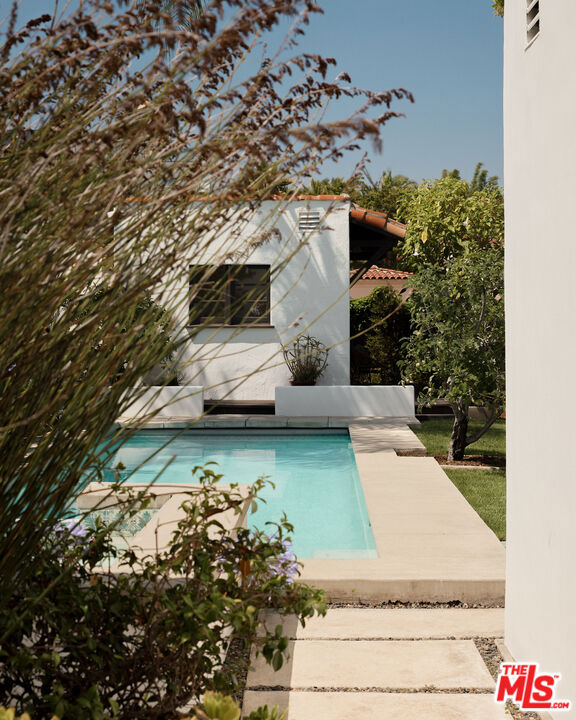 6401 San Vicente Boulevard, Los Angeles CA: https://media.crmls.org/mediaz/5cd98942-5125-44e6-8d6b-844b05086c1f.jpg