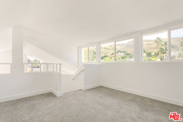 3536 Malibu Country Drive, Malibu CA: https://media.crmls.org/mediaz/5cda9913-36e1-46a3-be58-b0510356a2ab.jpg