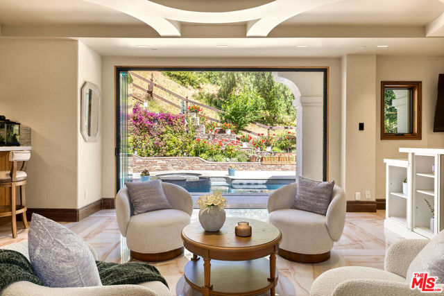 2468 Coldwater Canyon Drive, Beverly Hills CA: https://media.crmls.org/mediaz/5cdaa029-f250-4d43-980b-3369670feb39.jpg