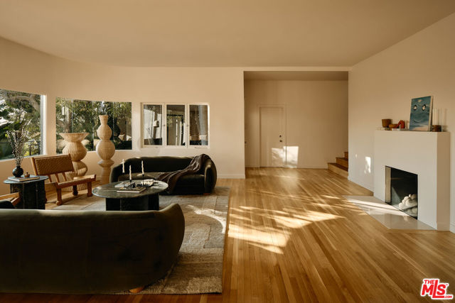 2250 El Contento Drive, Los Angeles CA: https://media.crmls.org/mediaz/5cdac39e-ac0c-4fd1-b2b0-98c6f9d38358.jpg