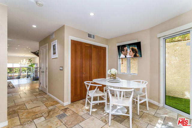 8783 Lookout Mountain Avenue, Los Angeles CA: https://media.crmls.org/mediaz/5cdb0a35-40f4-4d32-9cb1-3fdec6b7e703.jpg