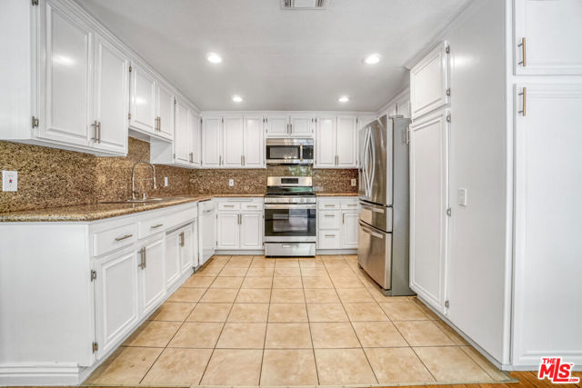 5534 Sylmar Avenue, Sherman Oaks CA: https://media.crmls.org/mediaz/5cdba114-cfcb-4f44-8ff1-798da53bbbe8.jpg
