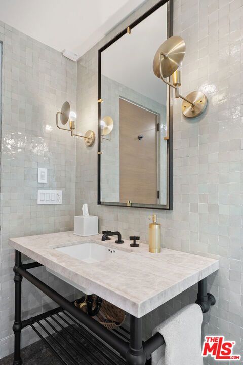 7651 Willow Glen Road, Los Angeles CA: https://media.crmls.org/mediaz/5cdbb233-fbc4-4142-a8aa-170760cb5f92.jpg