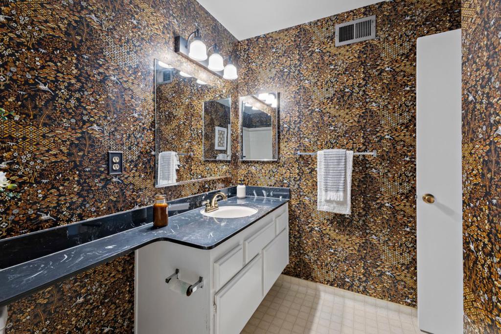 https://media.crmls.org/mediaz/5cdbe2b0-5f42-4c6e-93b1-dc729ab16193.jpg?preset=X-Large