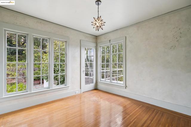 618 Boulevard Way, Piedmont CA: https://media.crmls.org/mediaz/5cdc7f4d-0fd6-4696-a0f9-e2f7d33c452a.jpg