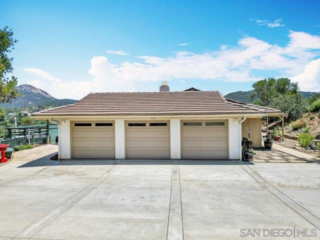 3176 Via Viejas, Alpine CA: https://media.crmls.org/mediaz/5cdc7fca-75c2-4e73-8b57-c8c43cc5ec96.jpg