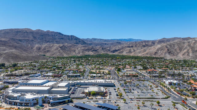 42602 Rancho Mirage Lane, Rancho Mirage CA: https://media.crmls.org/mediaz/5cdd32e4-bae6-4cb1-876a-bebda2f84614.jpg