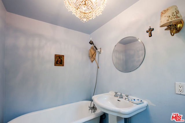 21316 Encina Road, Topanga CA: https://media.crmls.org/mediaz/5cdd492f-cd60-401b-af31-5889be520bd9.jpg