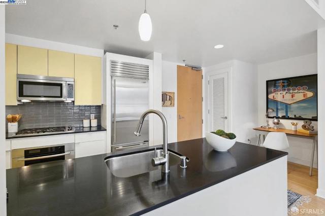 0 501 Beale Street, San Francisco CA: https://media.crmls.org/mediaz/5cdd647e-7067-478b-9636-f1c830f19068.jpg
