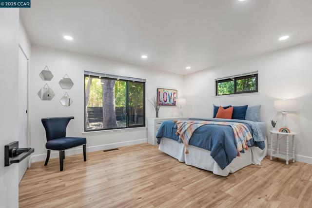 1821 S Main St, Walnut Creek CA: https://media.crmls.org/mediaz/5cdfb486-4244-4b6d-ab66-57bc3d4f7481.jpg