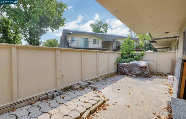 1095 Mohr Ln, Concord CA: https://media.crmls.org/mediaz/5cdffc7e-40eb-4a28-bdaa-a8d3ef0eba0c.jpg